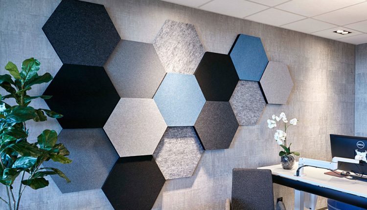 Altıgen Akustik Kumaş Duvar Paneli Duvara veya istenirse tavana uygulanan akustik altıgen duvar paneli yankılanmayı ve gürültüyü azaltmanın en etkili yöntemlerinden biridir. Akustik panellerin kurulumu kolay olması için çift tarafı bantlı olanlardan temin ederek kağıdını çıkarıp istediğiniz yere yapıştırabilirsiniz.