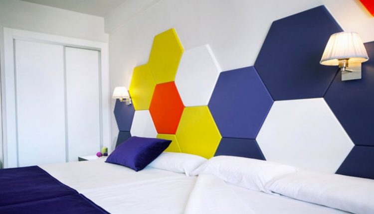 Altıgen akustik duvar paneli yüzeyi kumaş ile kaplanarak yapıştırıcı ile istenilen alana yapıştırma işlemi yapılarak montajı gerçekleştirilmektedir.